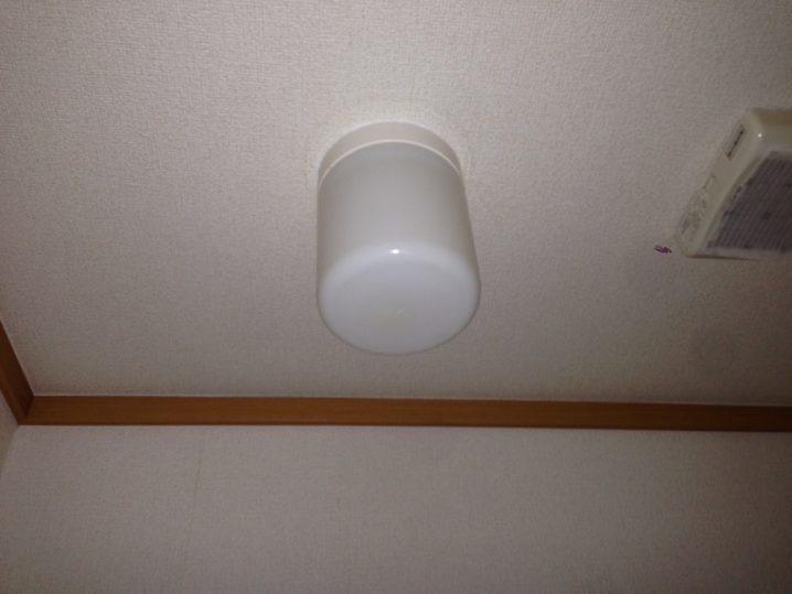 トイレの電球を交換!ワット数やLEDに色などについて 自分を変えるブログ トイレの電球を交換!ワット数やLEDに色などについて 自分を変えるブログ